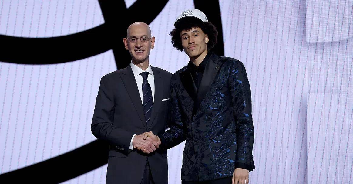  布鲁克林篮网迎CBA常规赛关键赛，关键时刻主帅复盘，媒体盛赞，团队化学反应显著