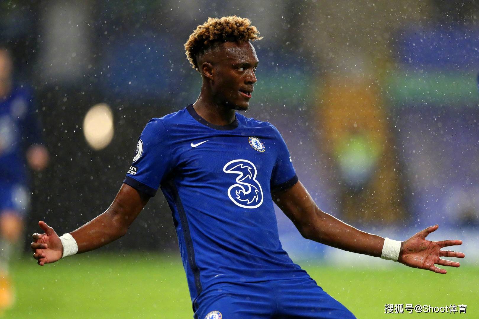 关于英超倒计时，阿斯顿维拉今晨手感冰凉，细节引发关注，引发热议，医务组通报恢复的信息